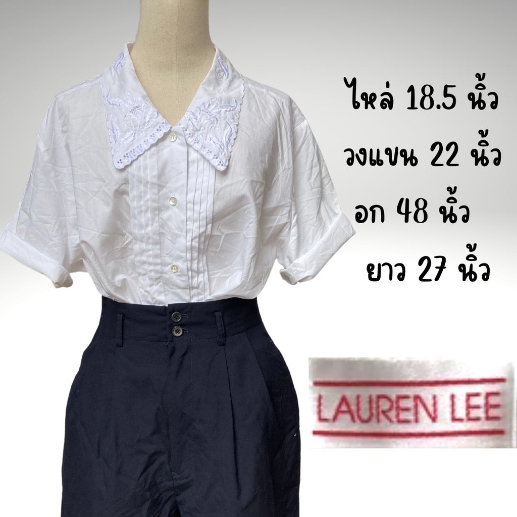 LAUREN LEE เสื้อมือสองแบรนด์วินเทจ เสื้อวินเทจ คอตตอนสีขาวปักลายดอกช่วงปกเสื้อ ตีเกล็ดช่วงสาบเสื้อ