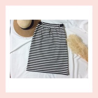 พร้อมส่ง [2nd hand]🌹 กระโปรงผ้ายืด LOWRYS FARM (ไม่มีซับ แต่ผ้าหนาค่ะ)