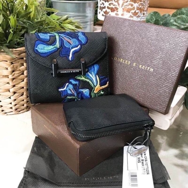 CHARLES &amp; KEITH Peforated Wallet กระเป๋าสตางค์พับ3