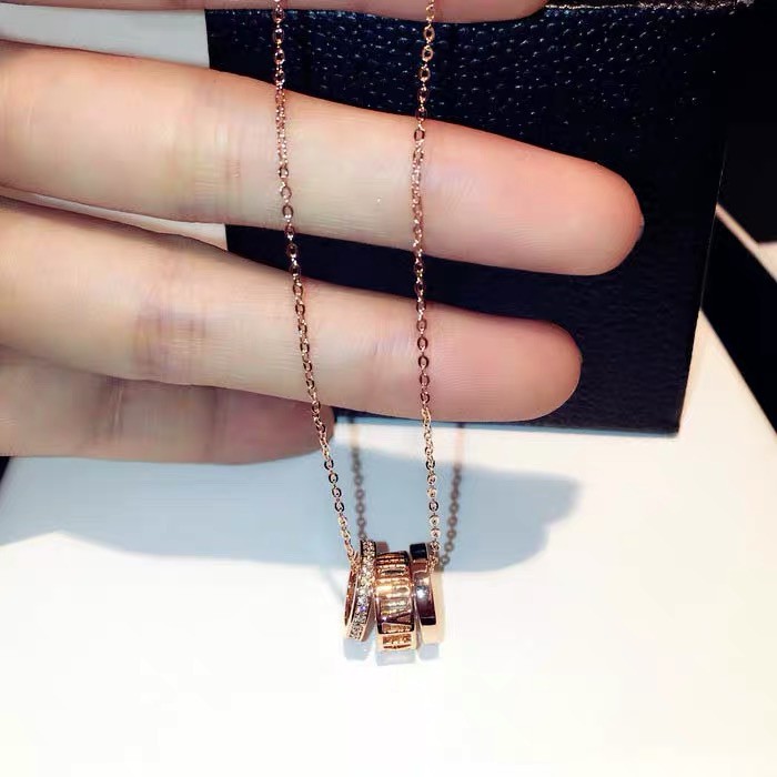 Han Fan Time สร้อยคอโซ่ไทเทเนียม ชุบทอง 18K จี้ตัวอักษรโรมัน สามวงแหวน ประดับเพชรเทียม ของขวัญวันเกิด สําหรับเด็กผู้หญิง