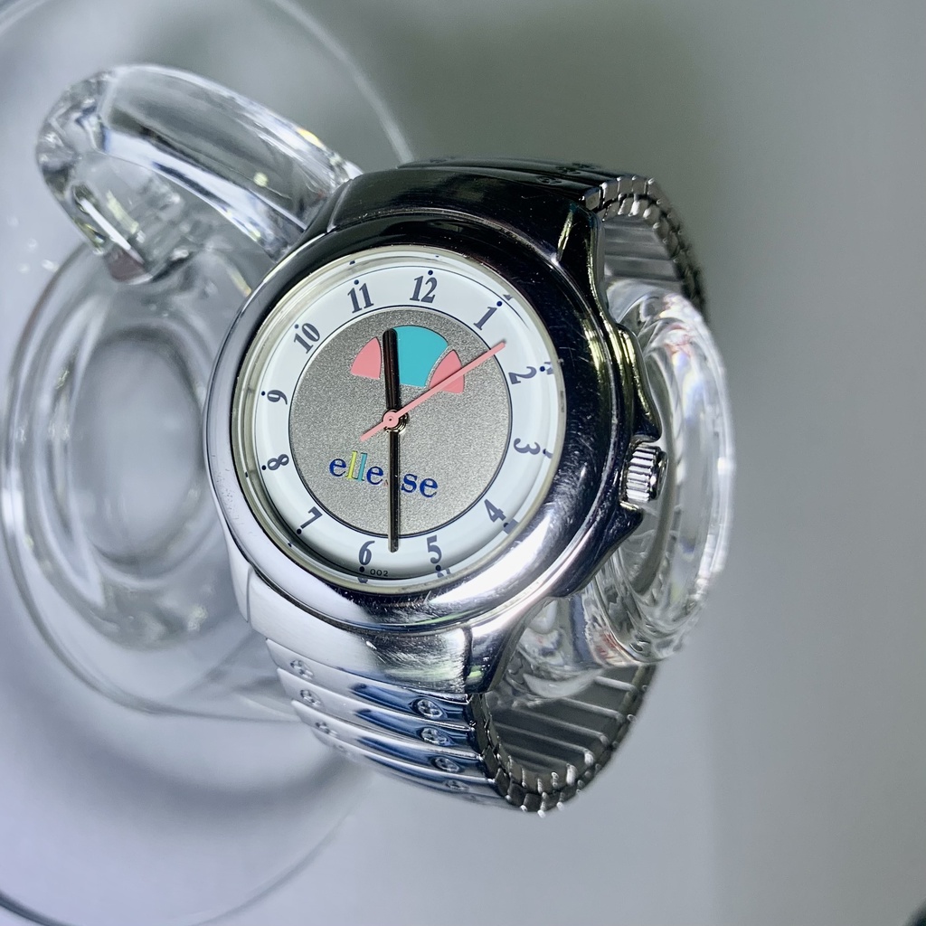 ellesse นาฬิกาควอทซ์สปอร์ตแบรนด์จากอิตาลี ตัวเรือนสแตนเลส สายสแตนเลสยืดหดได้ใส่ง่ายหน้าปัดสีขาวสลับเทา กระจกกันรอยมือสอง