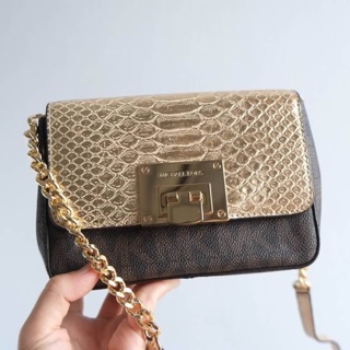 Michael kors tina small clutch  ขนาด 6.5"(L) x 5"(H) x 2"(D)