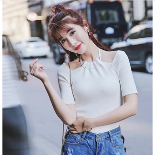 เสื้อไหมพรม สีขาว เว้าไหล่ ผูกคอ