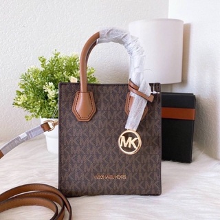 MICHAEL KORS MERCER EXTRA-SMALL LOGO AND LEATHER CROSSBODY BAG รุ่นนี้ขายดีหายากค่ะ