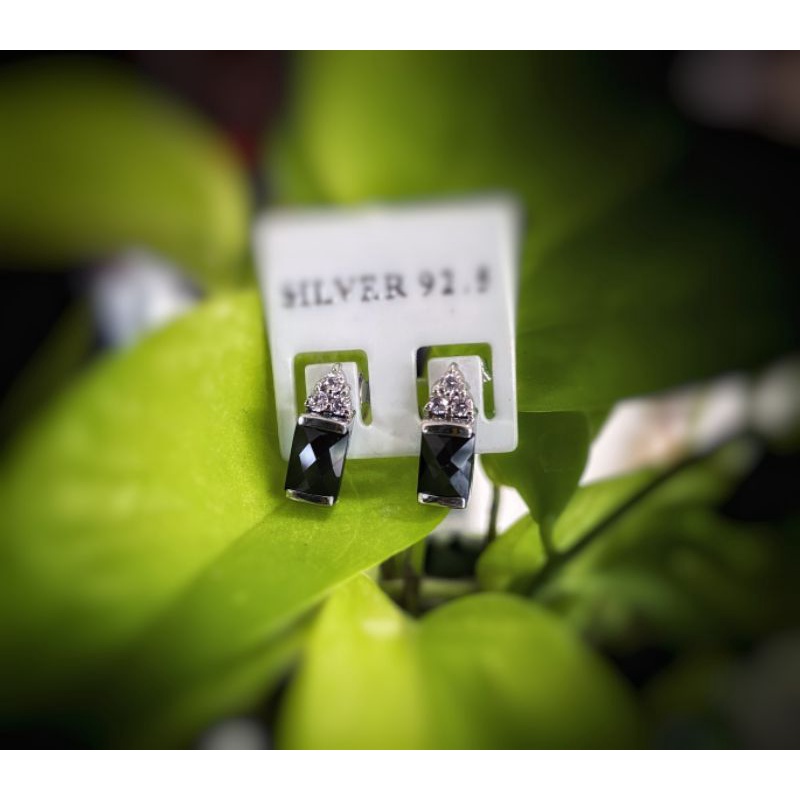 ต่างหูนิล (Black spinel earring)