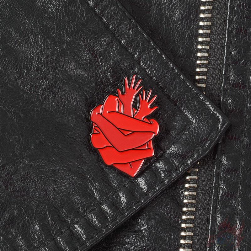 &gt; Ready Stock &lt; ❉ Heart Shape Pins ❉ 1Pc Fashion Hands Hug Metal Collection Brooches Pins