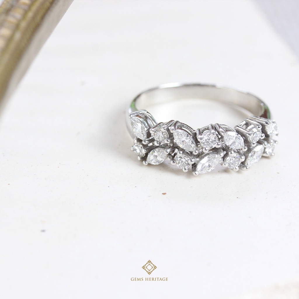 Gems Heritage : แหวนเพชรแถวครึ่งวง เพชรเม็ดเดี่ยว เรือนทองคำขาว 18k พร้อมใบรับประกัน (rpg501)