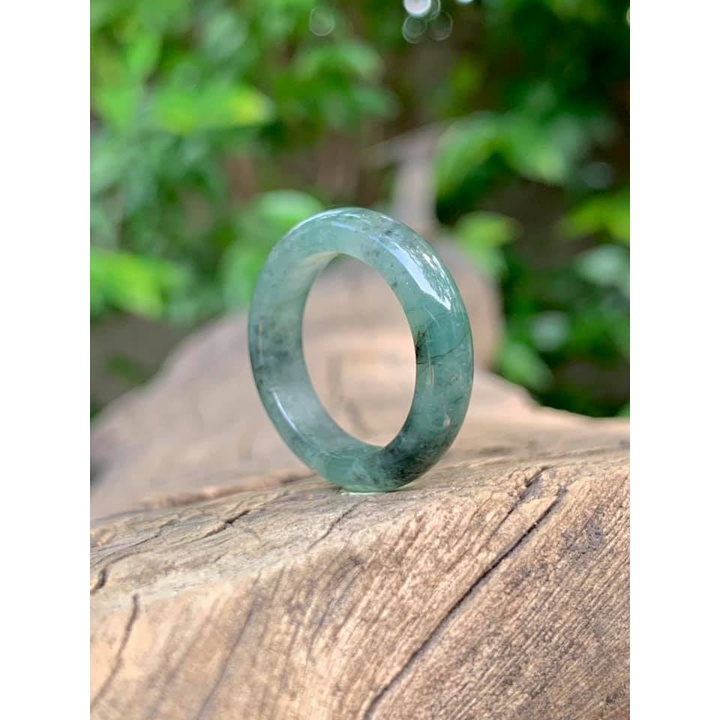 แหวนหยกพม่าแท้ Type A สีธรรมชาติ แหวนหยกเขียวเนื้อแก้วใส ติดดำ ส่องผ่านทั้งวง