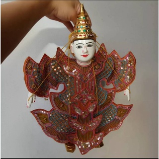 ตุ๊กตาหุ่นละคร ( ไซส์เล็ก) (สูง 36 ซม.กว้าง 25 ซม.) คละสีเสื้อตัวตุ๊กตา ตัวละครหุ่นเชิด หุ่นเชิด หุ่นละครเล็ก ชุดปักครอส