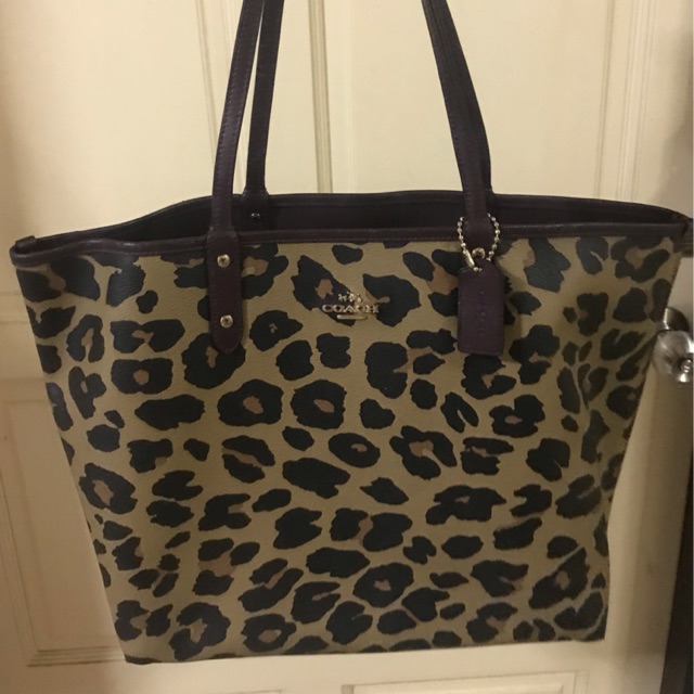 Coach Tote กลับด้าน ลายเสือ สีเปลือกมังคุด มือ2 แท้💯