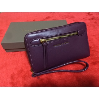 CHARLES &amp; KEITH CLASSIC ZIP WRISTLET กระเป๋าสตางค์ ขนาดกลาง คล้องมือ ซิปรอบ ของแท้