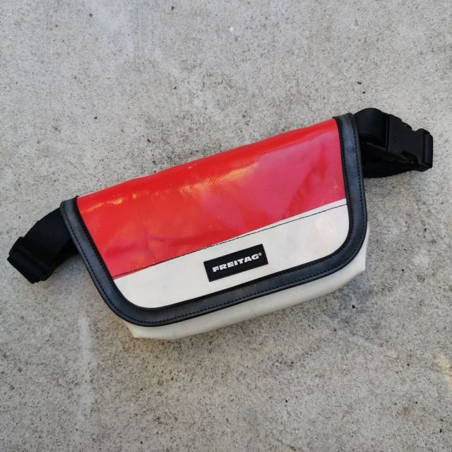 กระเป๋า Freitag Messenger bag
รุ่น F153 JAMIE ผ้าใบสีขาว สกรีนสีแดง มือ 1