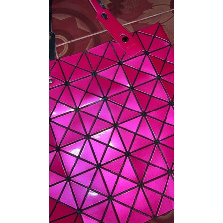 กระเป๋า Bao Bao Issey Miyaki Bilbao ขนาด 6x6 สีshocking pink ของจริงสีสวยมาก ของแท้ 100% ค่ะส่งจริง