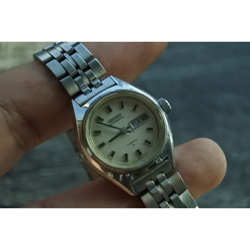 นาฬิกา Vintage มือสองญี่ปุ่น SEIKO 2206 0180ระบบAUTOMATIC ผู้หญิง ทรงกลม กรอบเงิน หน้าขาว หน้าปัด 27mm