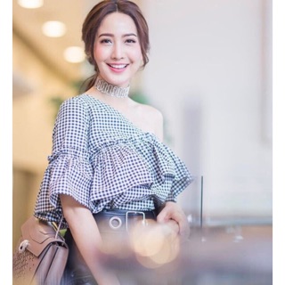 เสื้อแขนสั้นเปิดไหล่ข้างเดียว แต่งระบายพริ้วรอบๆอก ทรงสวย น่ารักมากๆค่ะ