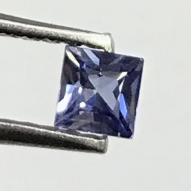 พลอยคอรันดัมบลูแซฟไฟร์สังเคราะห์ทรงสี่เหลี่ยมขนาด 3 มม. Ceylon sapphire color 3 mm square shape synt