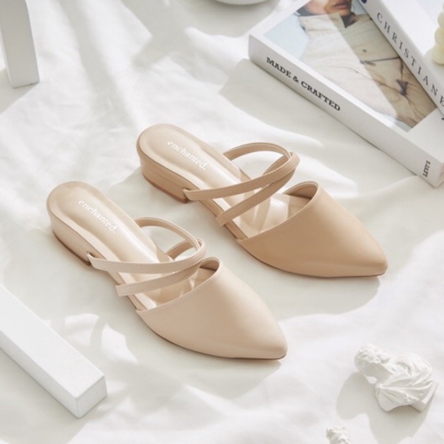 Enchanted Chloe รองเท้าหัวปิด สูง 1.5 นิ้ว Mules 1.5 inch ใส่แล้วเท้าเรียว นุ่มนิ่มสุดๆ 35-41 รุ่นขา