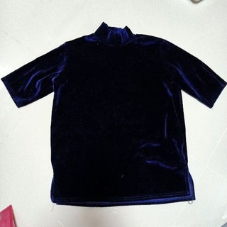 เสื้อคอเต่าผ้ากำมะหยี่สีกรมน้ำเงิน