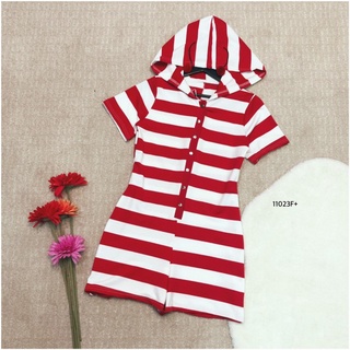 👗Pfashion [ส่งไว!!🚛] P11023 จั้มสูทลายทางขาสั้น มีหมวกฮู้ด Short-sleeved striped jumpsuit with hood