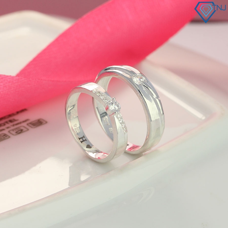 แหวนเงินคู่รักรักสําหรับผู้ชายและผู้หญิงพร้อมหินสลักชื่อ ND0449 TNJ Jewelry