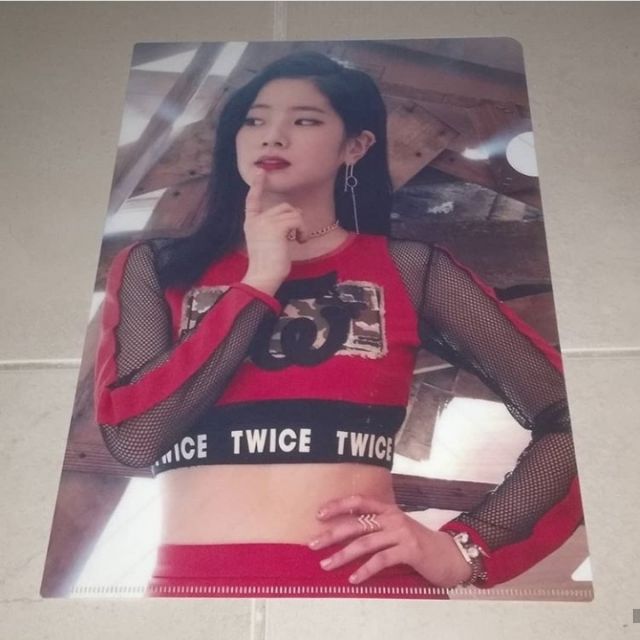 DAHYUN TWICE ที่วางไฟล์ A4 อย่างเป็นทางการ
