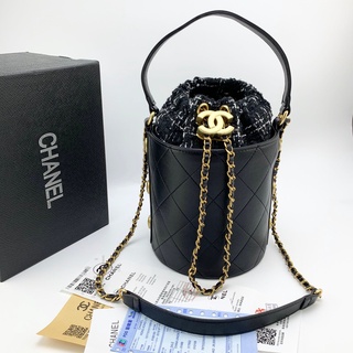 กระเป๋า Chanel ทรงใช้ง่ายใส่ของจุ สวยเทห์แกรมหรูหรา  สินค้าพร้อมกล่อง ถ่ายจากสินค้าจริงพร้อมส่งค่ะ กว้าง6.5 สูง9 นิ้วค่ะ