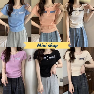 Mini shop🌸พร้อมส่ง🌸 (59213) เสื้อไหมพรมแขนสั้น ผ้าร่องดีเทลปักตัวอักษร รูดปรับด้านข้าง