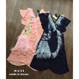 พร้อมส่ง 2 สี  MUSE Size M L เดรสคอวีแต่งขนนกด้านหน้า ช่วงตัวปักลูกปักแต่งลายนก ช่วงแขนแต่งระบาย