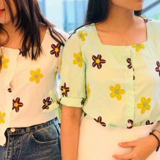 เสื้อลายดอก🌼 คอเหลี่ยม มีโบว์ที่แขน