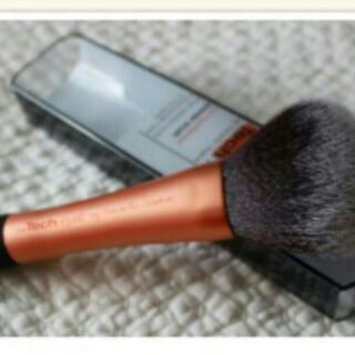 Powder Brush : powders and mineral foundations for smooth