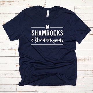 เสื้อยืดผ้าฝ้ายพิมพ์ลายแฟชั่น เสื้อเชิ้ต ลาย Shamrocks &amp; Shenanigans สําหรับผู้ชาย และผู้หญิง