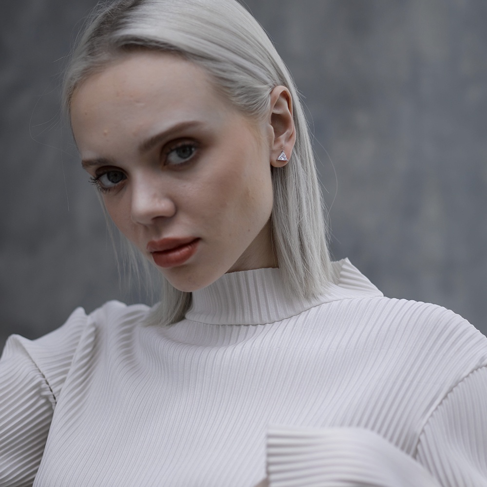 SWAN حلق فضة مثلث بزركون 7×7 — صورة 5