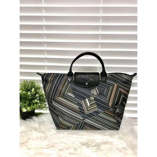 (ผ่อน0%) กระเป๋า ผ้าไนล่อน LONGCHAMP  Le Pliage bag   Black patent trim  สีน้ำตาล ลายกราฟฟิค ไซส์ M หูสั้น ไม่มีสาย