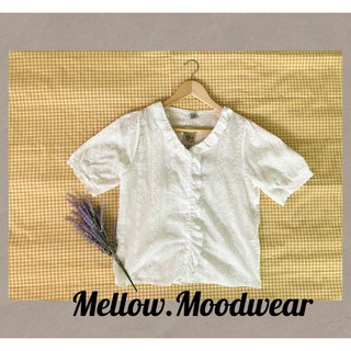 พร้อมส่ง เสื้อแขนสั้นสีขาว กระดุมผ่าหน้า สไตล์คาเฟ่ สายเกาMIA V neck short sleeve shirt