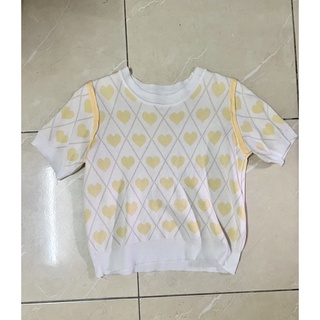 เสื้อสีเหลืองลายหัวใจ