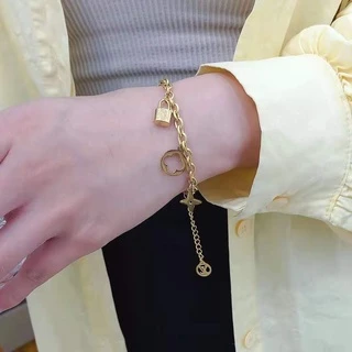 2021 อินเทรนด์ใหม่สร้อยข้อมือสแตนเลสสี่ใบโคลเวอร์ล็อคสีทองสําหรับผู้หญิง