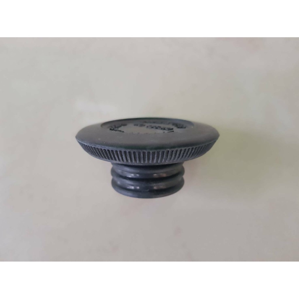 ฝาปิดน้ำมันเครื่อง NISSAN  SD23,DATSUN  720   เป็นยาง   อันละ50บาท