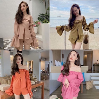 👗Pfashion [ส่งไว!!🚛] P13346 Set 2 ชิ้น เสื้อปาดไหล่แขนระฆัง+ กางเกงสีพื้นSet of 2 pieces. Off shoulder bell sl