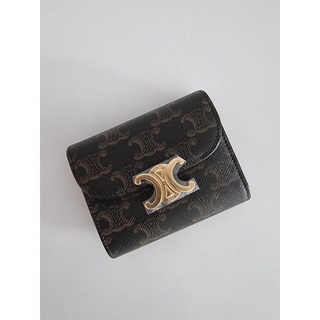(ผ่อน0%) New CELINE SMALL TRIOMPHE WALLET IN TRIOMPHE CANVAS กระเป๋าสตางค์ ใบเล็ก 3 พับ สีน้ำตาล