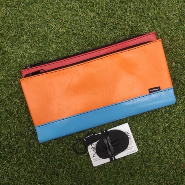 กระเป๋าสะพายข้าง Freitag
รุ่น F271 MASIKURA ผ้าใบ 3 สี ส้ม/ฟ้า/แดง ซิปสีดำ มือ 1
