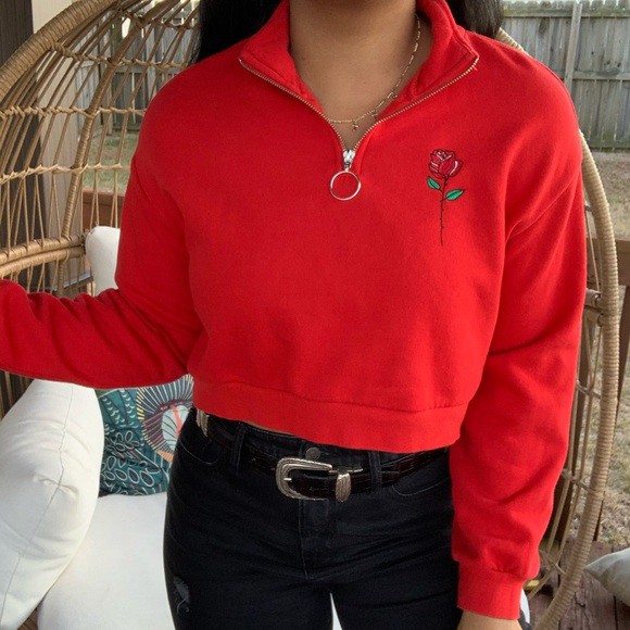 เสื้อครอปสเวตเตอร์แขนยาวสีแดงด้านหน้าอกซ้ายเป็นงานปักลายกุหลาบ