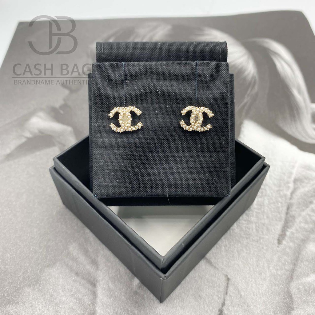 Chanel ผ่อน0% Authentic 100% กระเป๋า ต่างหู CHANEL minimal earrings CC logo SHW ขนาดเล็ก 1.2 cm
