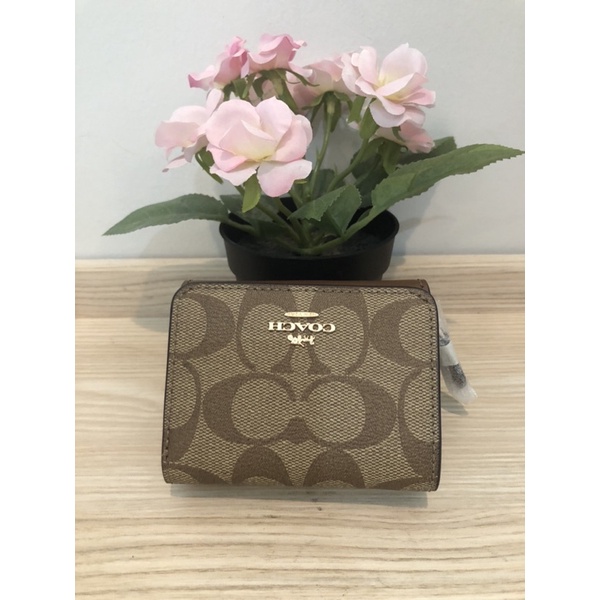 Coach แท้ 100% SMALL TRIFOLD WALLET IN SIGNATURE CANVAS กระเป๋าสตางค์ ใบสั้น 3 พับ