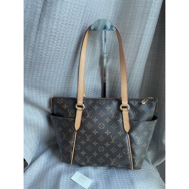 Used lv totally pm monogram สภาพสวยเลยค่ะ คาวไฮด์ยังสวย ไม่มีตำหนิหนัก น้ำหนัก มีซิป ใช้งานง่าย