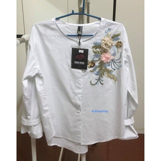 เสื้อเชิ้ตแขนยาว แต่งดอกไม้ปักที่หน้าอก งานป้ายมือ 1 อก34-42 นิ้ว