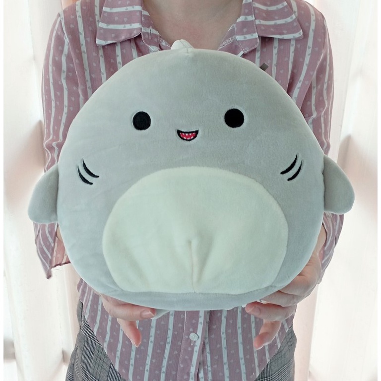 ตุ๊กตามือสอง เนื้อมาชเมลโล่ ขนนุ่มมาก รุ่น Squishmallows Gordon The Shark ขนาด กว้าง 11 นิ้ว x  สูง 