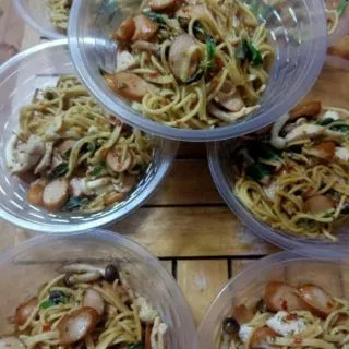 ชามพลาสติกใส(ไม่มีฝา) ขนาดใส่ก๋วยเตี๊ยว ใช้ครั้งเดียว สะดวก สามารถพกพาไปใช้ตอนเดินทางได้ แพคละ50ใบ