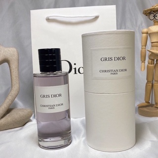 Christian Dior Dior Gris For Unsix Eau de Parfum 125 ml Gris Dior เป็นน้ำหอมอันเป็นเอกลักษณ์ที่ตอนนี้มีความผูกพันอย่างใก