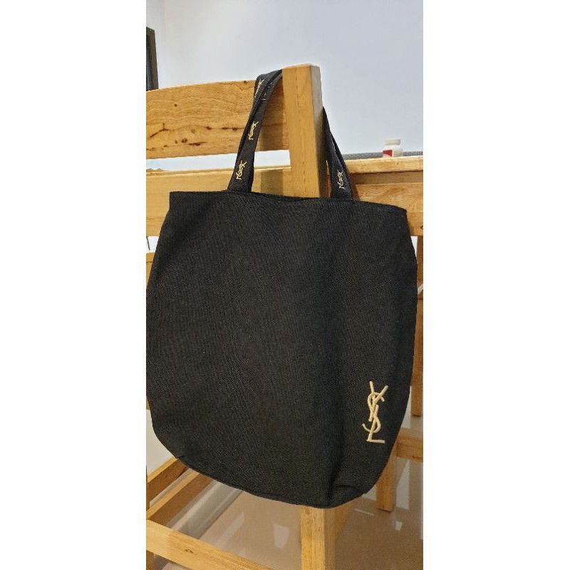 กระเป๋าผ้า ysl สีดำ กว้าง13นิ้ว ยาว13นิ้ว มือสองสภาพดี