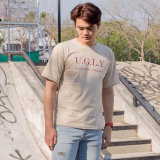 เสื้อยืดผ้าฝ้ายพิมพ์ลายขายดี ۩₪เสื้อยืดสีครีม Freesize สกรีนลาย U. G. L. Y มินิมอลสวยๆเลยครับ